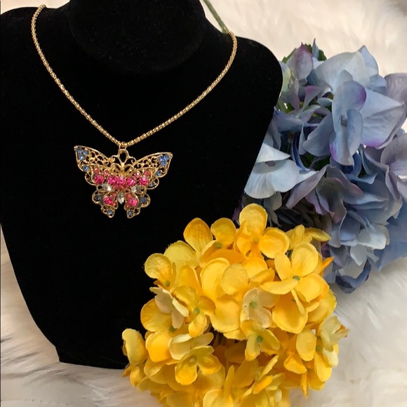 NEW! 3D Butterfly Pendant Necklace - Picture 2 of 3